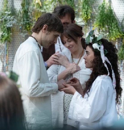 Sebastian y Aneta se casan muy enamorados en la secta Cielo, en la teleserie de HBO Max