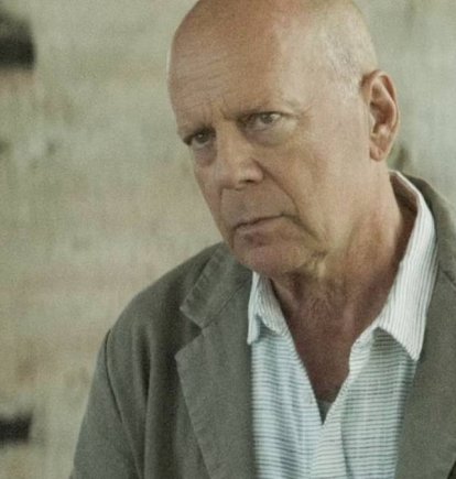 Bruce Willis, aunque joven (n. 1955), sufre un severo deterioro cognitivo. En la imagen, en 'Wake [Assassin]', su última película.