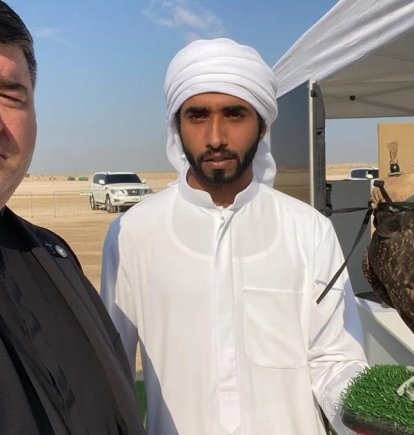 José Amalio fue a Dubai en 2022 a un encuentro de cetreros, a gastos pagados por el príncipe local, vestido de sacerdote