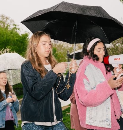 Isabella Orlando, a la derecha, dirigiendo las oraciones en el primer evento de Holy Girl Walk.