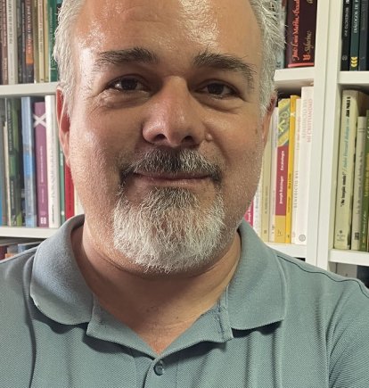 Antonio Molina, profesor de Secundaria en Melilla, habla con adolescentes musulmanes, Jesús les interesa, pero tienen ideas erróneas sobre el cristianismo
