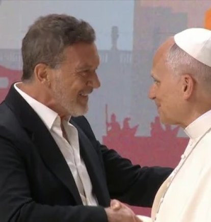 El actor Antonio Banderas saluda al Papa León XIV en el Movistar Arena