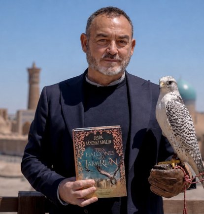 Jesús Sánchez Adalid, en Samarcanda, junto a uno de los halcones que simbolizan en la novela el viaje, el vínculo y la entrega.
