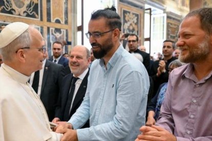 León XIV saluda al palestino Aziz Sarah (en el centro) y al israelí Maoz Inon (a la derecha), protagonistas del 'abrazo de Verona' de mayo de 2024.