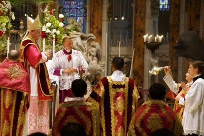 El cardenal Müller celebrando misa tradicional.