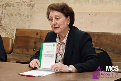 La directora de la Oficina para las Causas de los Santos de la CEE presentó el documento sobre la santidad.