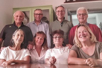 Aldo Delfino (de pie, segundo por la derecha en la foto), junto con otros voluntarios de Aiuto Famiglia.