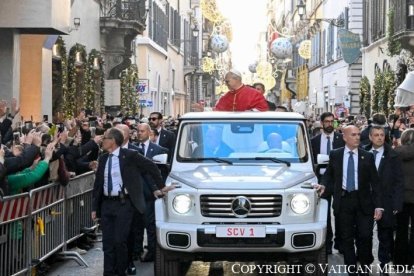 Cuando el Santo Padre León XIV llegó a la Plaza de España, el coro y la asamblea entonaron un himno mariano titulado