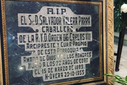 Lapida del sepulcro del cura Valera.