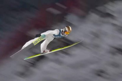 Un momento del salto con el que Kacper Tomasiak logró la medalla de bronce en salto individual en trampolín grande.