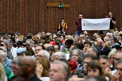 'El Espíritu Santo es fuego', dice este cartel que se exhibió durante la reunión con el Papa, expresando uno de los puntos capitales de la Renovación Carismática, inspirado en Pentecostés.