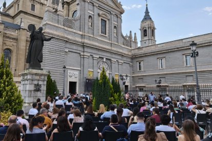 Los miembros del Camino a los pies de San Juan Pablo II.