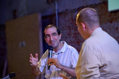 Luis Santamaría durante un encuentro en Medialab Matadero Madrid, en el marco del proyecto «User Agreement», de Álvaro Soto (Investigación Situada 2026).