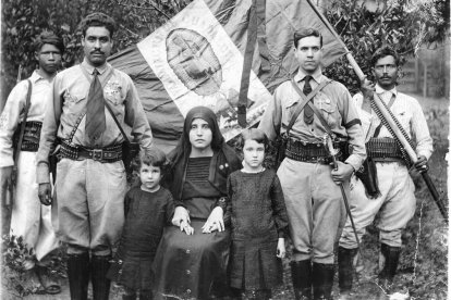Una foto real de unos Cristeros y sus familias