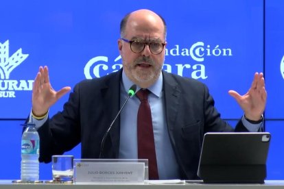 Julio Borges Junyent durante seu discurso em congresso do CEU.