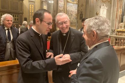 El autor del libro con el Cardenal Piero Parolin, Secretario de Estado del Vaticano, 
y Domingo Merry del Val, sobrino-nieto del Cardenal Merry del Val.