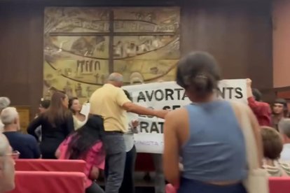 Decenas de abortistas feministas intentaron impedir un acto provida en la parroquia de Montalegre en Barcelona en septiembre; Corriente Social responde ampliando su campaña con carteles