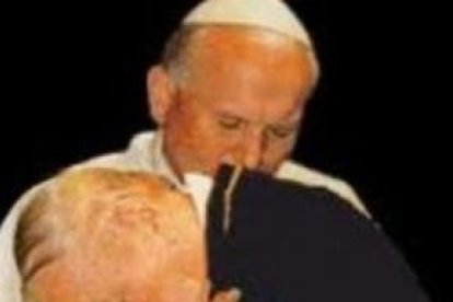 Juan Pablo II abraza al Cardenal Wyszynski