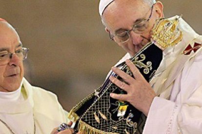 El Papa y el cardenal Damasceno, con la imagen de la Virgen de Aparecida