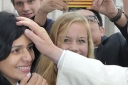 El Papa Francisco bendice a una emocionada Sugey Cristina, que fue reclutada por la guerrilla siendo niña