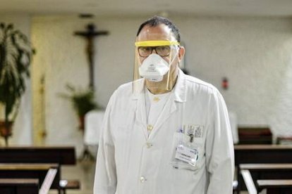 El capellán del hospital de Guadalajara en su capilla, Luis Ángel Jiménez - foto de Nacho Izquierdo