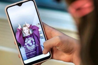 Tik Tok hace furor entre niños y preadolescentes. Los pedófilos lo saben y, según denuncian asociaciones de protección de la infancia en el Reino Unido, no encuentran suficientes barreras.