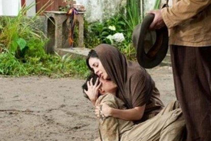 El mártir cristero José Sánchez del Río (19131928), canonizado en 2016, en brazos de su madre en una escena de la película Cristiada.