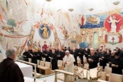 Cantalamessa -vestido de capuchino, a la izquierda- con Francisco y la curia predica en la capilla Redemptoris Mater