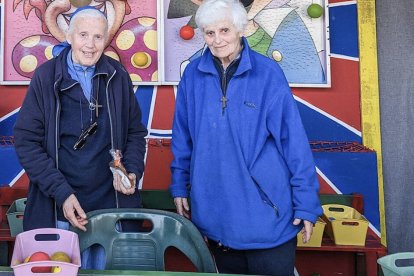 Pertenecen a las Hermanitas de Jesús (inspiradas en San Charles de Foucauld), que tienen como carisma vivir ambientes no religiosos. Sus miembros se ganan la vida como trabajadores de fábricas, en circos o en empresas de servicios (foto: Katholisch).