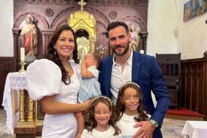 El campeón olímpico (y embajador de Manos Unidas) Saúl Craviotto y su esposa Celia en el bautizo de sus tres hijas en 2023... hay ritos de paso que a veces se retrasan en una vida acelerada