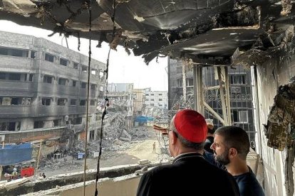 El cardenal Pizzaballa de Tierra Santa contempla la destrucción en Gaza por los bombardeos de 2024 y 2025.