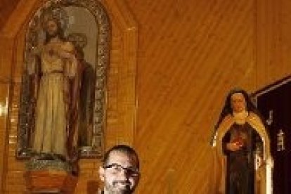 El joven párroco con la imagen de Santa Maravillas