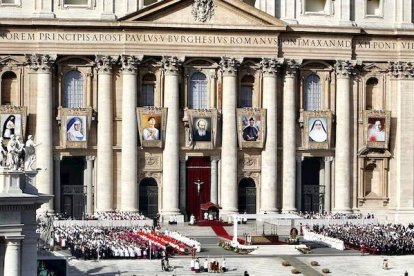 Canonización, entre otros, de Santa Carmen Sallés, segunda por la izquierda en los retratos de la basílica de San Pedro.