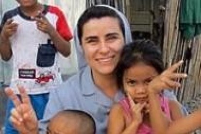 Una monja ayudando a 