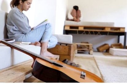 Jóvenes en oración en una capilla del Estudio de Hakuna en Las Rozas