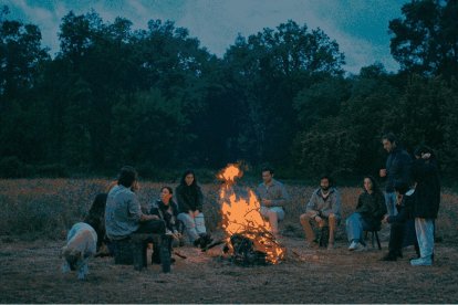 Jóvenes de Hakuna de acampada, con hoguera