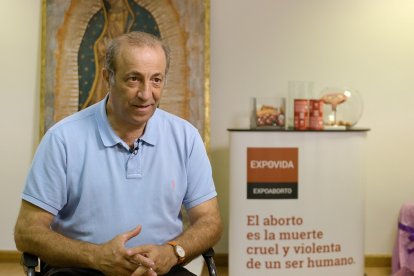 Jesús Poveda, médico y veterano activista provida, en el documental Valientes
