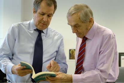 Álex Rosal presenta su libro Despierta y Combate a los Bárbaros al cineasta Andrés Garrigó