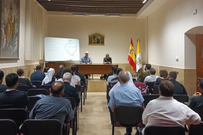 Los sacerdotes Manuel Vargas (a la izquierda en la foto) y José María Alsina, durante una de las charlas de los ejercicios.