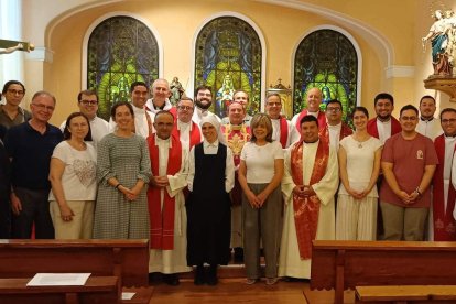 Una foto de grupo de los ejercitantes y los sacerdotes que les atienden.