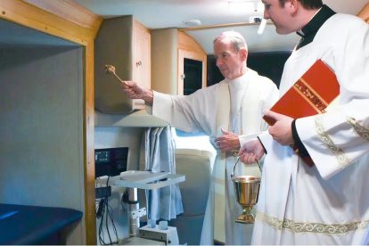 El obispo Burbidge bendice una ambulancia de ultrasonidos para embarazadas en Fairfax; lo combina con rezar ante clínicas abortistas