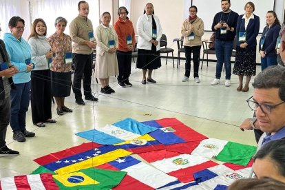 Un encuentro de oración con la CELAM en 2024, con las banderas de países latinoamericanos