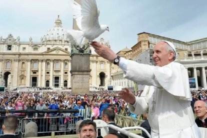 Una foto icónica de Francisco con una paloma en la Plaza de San Pedro en 2013