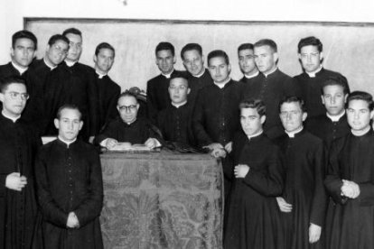 Un joven profesor Granados García rodeado de sus alumnos