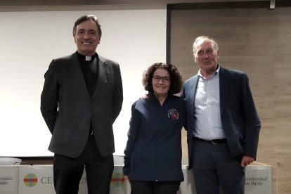 De izquierda a derecha: el sacerdote Andrés Ramos, Maria Luisa Muñoz (presidenta de la Asociación de Amigos de los Caminos de Santiago de Madrid) y Juan Caamaño Aramburu.