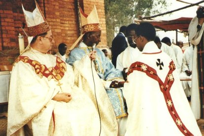 La ordenación de don Venuste, pocos meses antes de la tragedia que iba a desencadenarse en su país.