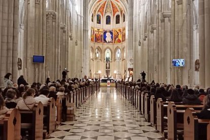 Cientos de personas vivieron la Noche de los Testigos en la catedral de la Almudena.