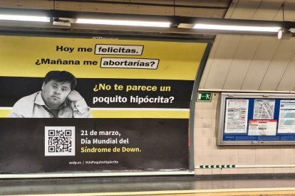 La ACdP colocó carteles sobre el aborto y el síndrome de down en paradas del metro de Madrid en marzo de 2025