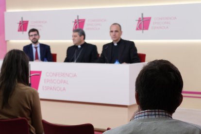 El obispo de Tarazona, Vicente Rebollo, presenta a la prensa la campaña Línea 105 de la crucecita de la Iglesia