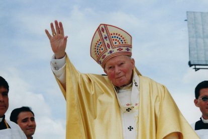 San Juan Pablo el día de la canonización del Hno. Pedro, en 2002